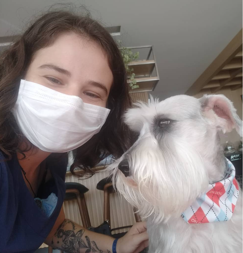 Dra. Fab&iacute;ola com cachorro durante atendimento